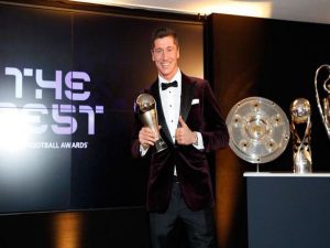 Bóng đá quốc tế 25/12: Lewandowski qua mặt Messi và Ronaldo