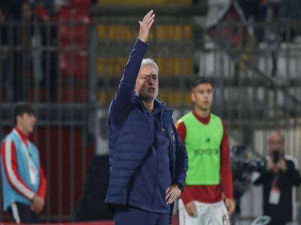 Bóng đá Quốc Tế chiều 4/5: Mourinho lại nổi điên với trọng tài
